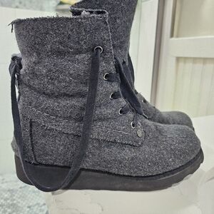 Women's Gray Wool Boots BEAR Paw Size 6 M.